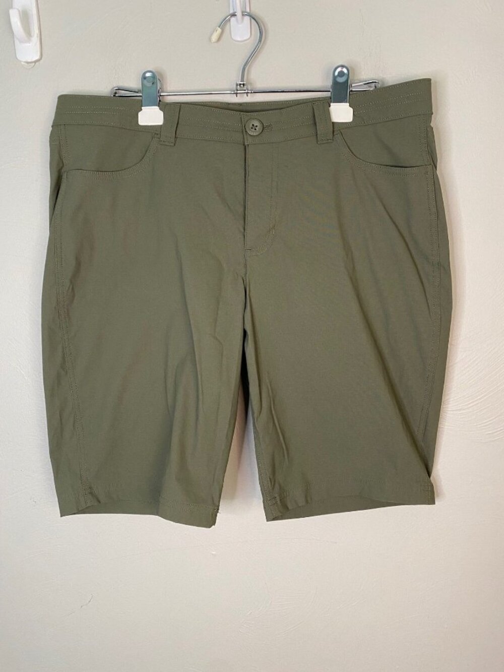 Eddie Bauer Rainier Bermuda Green Hiking Shorts Size 12 camping Outdoors